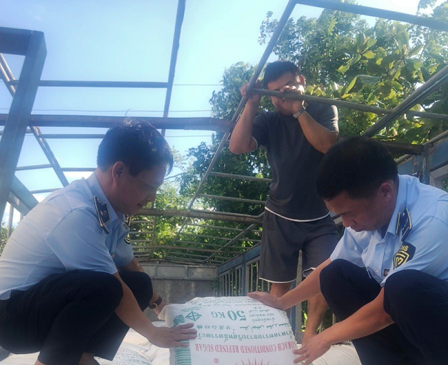 Hà Tĩnh: Cục Quản lý thị trường liên tiếp phát hiện và xử phạt các đối tượng kinh doanh đường nhập lậu trên địa bàn